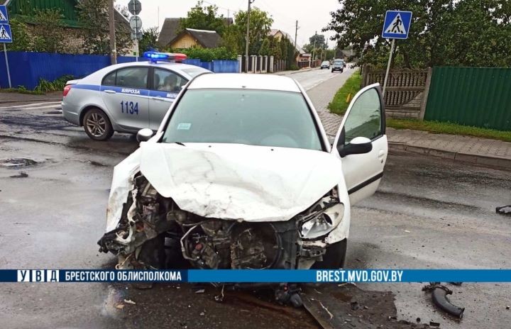 В Берёзе легковушка не остановилась перед знаком и врезалась в автомашину «ГАЗ»