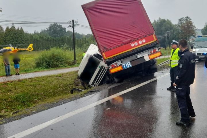 В Польше Opel столкнулся с грузовиком, которым управлял белорус. Женщину из легковушки доставляли в больницу на вертолете