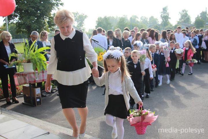 Цветы, улыбки, селфи и никаких слёз… Как прошла первая линейка в одной из школ Пинского района