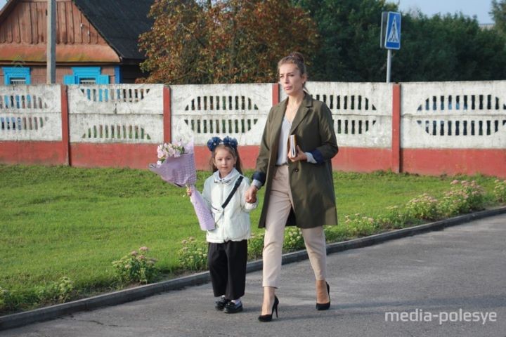 Цветы, улыбки, селфи и никаких слёз… Как прошла первая линейка в одной из школ Пинского района