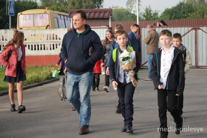 Цветы, улыбки, селфи и никаких слёз… Как прошла первая линейка в одной из школ Пинского района