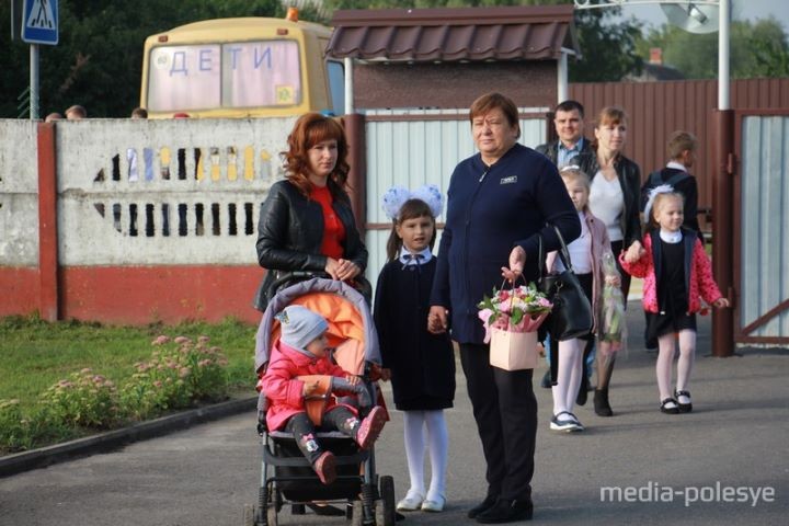 Цветы, улыбки, селфи и никаких слёз… Как прошла первая линейка в одной из школ Пинского района