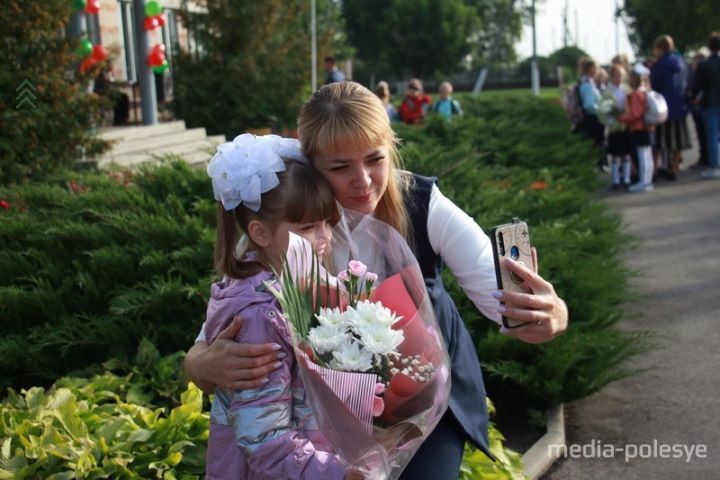 Цветы, улыбки, селфи и никаких слёз… Как прошла первая линейка в одной из школ Пинского района