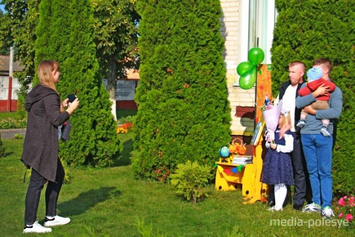 Цветы, улыбки, селфи и никаких слёз… Как прошла первая линейка в одной из школ Пинского района