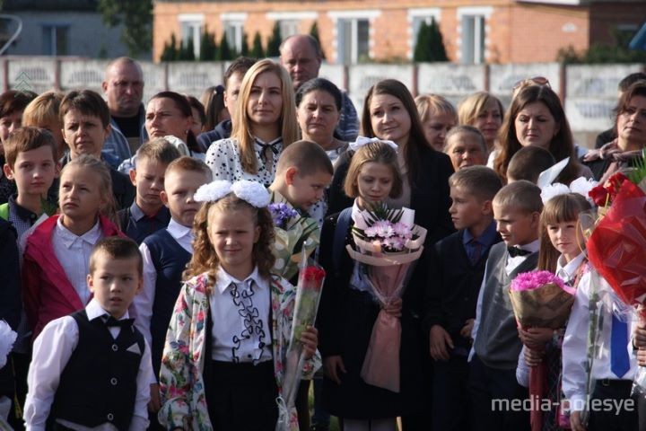 Цветы, улыбки, селфи и никаких слёз… Как прошла первая линейка в одной из школ Пинского района