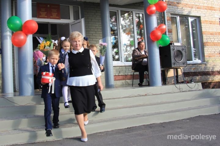 Цветы, улыбки, селфи и никаких слёз… Как прошла первая линейка в одной из школ Пинского района