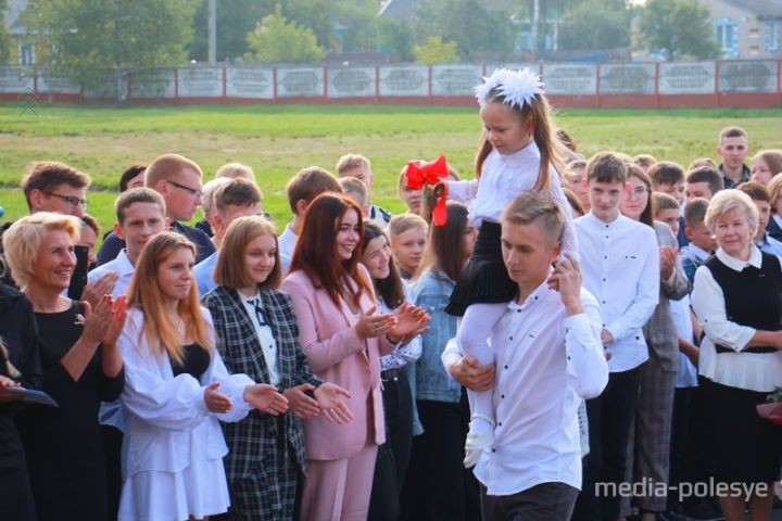 Цветы, улыбки, селфи и никаких слёз… Как прошла первая линейка в одной из школ Пинского района