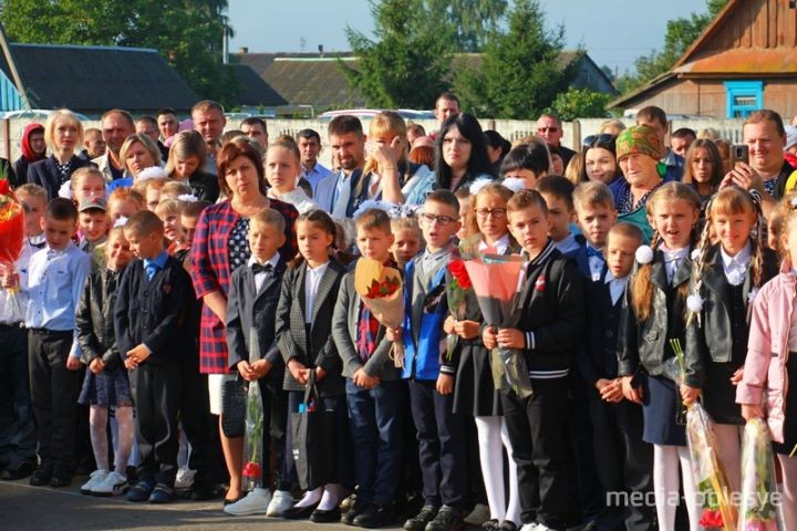 Цветы, улыбки, селфи и никаких слёз… Как прошла первая линейка в одной из школ Пинского района