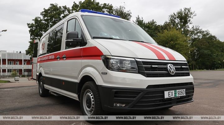 Белорусско-немецкая компания передала Брестской облбольнице реанимобиль и лазерный комплекс