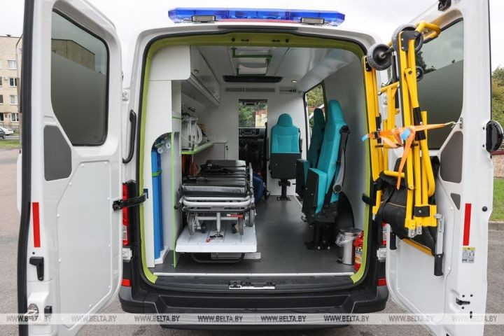 Белорусско-немецкая компания передала Брестской облбольнице реанимобиль и лазерный комплекс