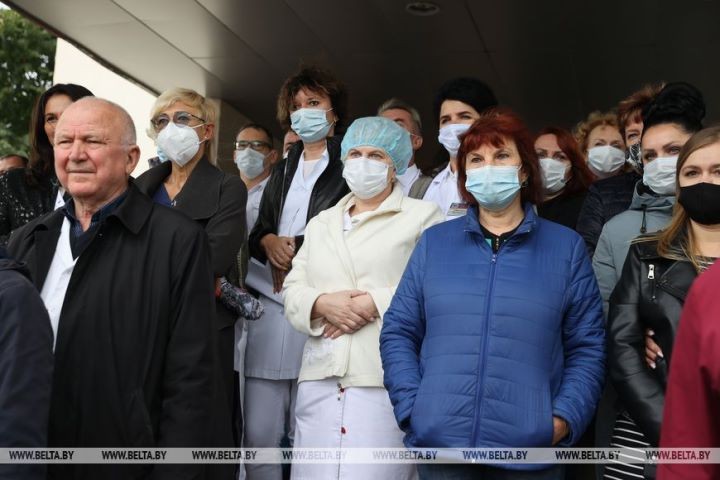 Белорусско-немецкая компания передала Брестской облбольнице реанимобиль и лазерный комплекс