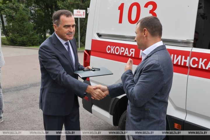 Белорусско-немецкая компания передала Брестской облбольнице реанимобиль и лазерный комплекс