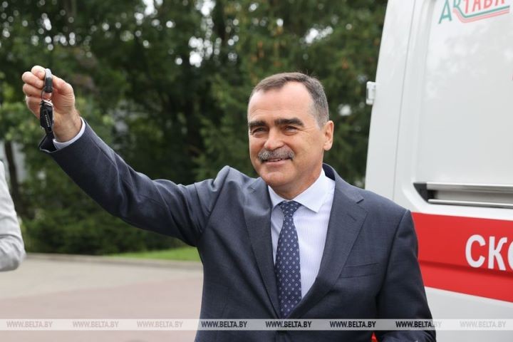 Белорусско-немецкая компания передала Брестской облбольнице реанимобиль и лазерный комплекс