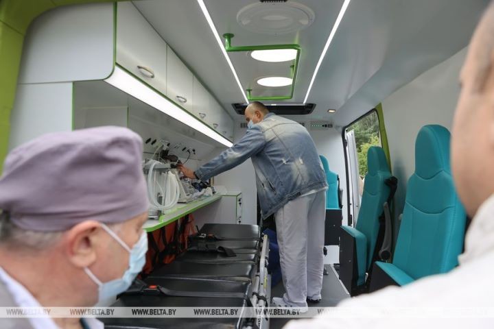 Белорусско-немецкая компания передала Брестской облбольнице реанимобиль и лазерный комплекс