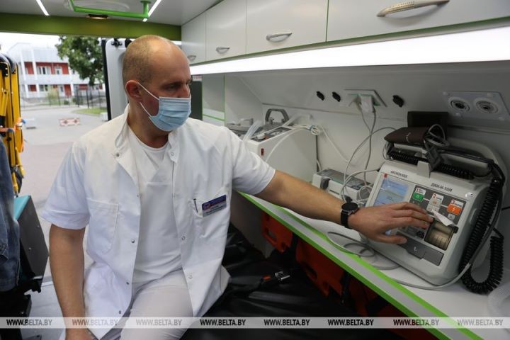 Белорусско-немецкая компания передала Брестской облбольнице реанимобиль и лазерный комплекс