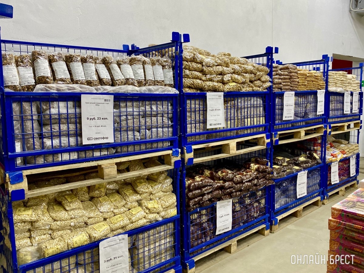 В дискаунтере «Светофор» на Приграничной, район Козлович в Бресте, большое пополнение товара по низким ценам: мясо, рыба, сладости, бакалея, хозтовары