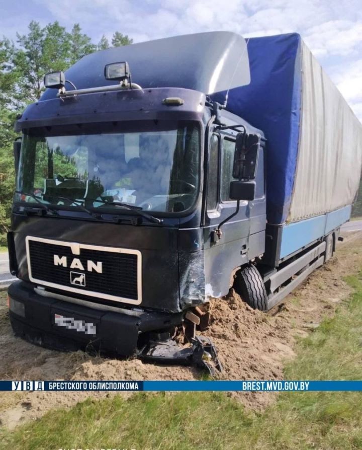 Брестская область: неудачный обгон привел к ДТП с грузовиком