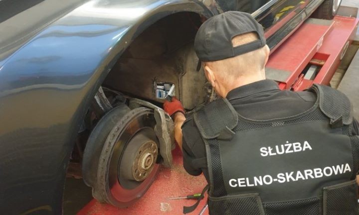 На границе поляки задержали сразу 10 легковых машин с контрабандой сигарет из Беларуси