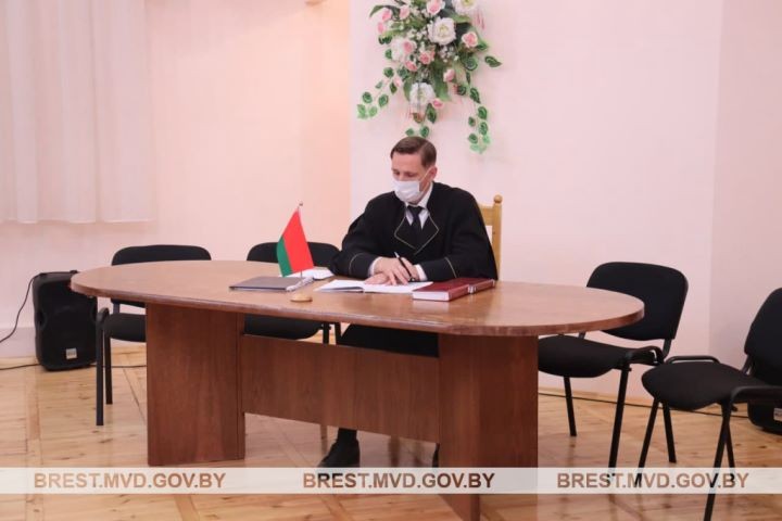 Судебное заседание в Брестском районе: 24-летний и 33-летний жители района плохо обращались с матерями. Что им грозит?