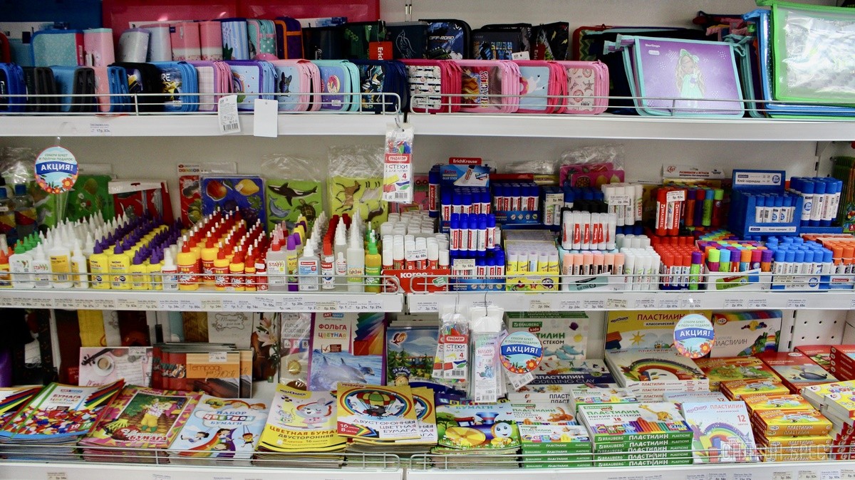 Интересная акция для покупателей магазинов «Канцелярские штучки» в Бресте: подарки взамен на наклейки