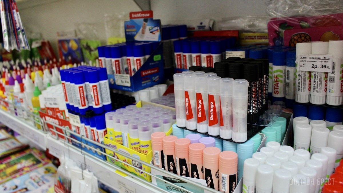 Интересная акция для покупателей магазинов «Канцелярские штучки» в Бресте: подарки взамен на наклейки