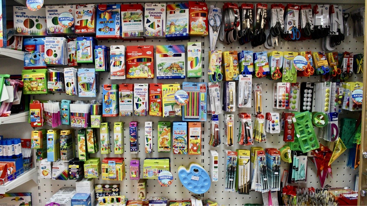 Интересная акция для покупателей магазинов «Канцелярские штучки» в Бресте: подарки взамен на наклейки