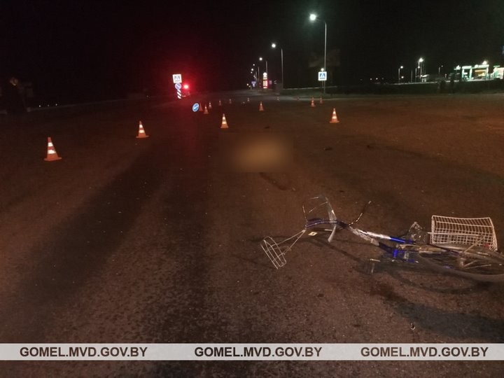 В Беларуси водитель насмерть сбил велосипедиста и скрылся. Он даже поджег свою машину