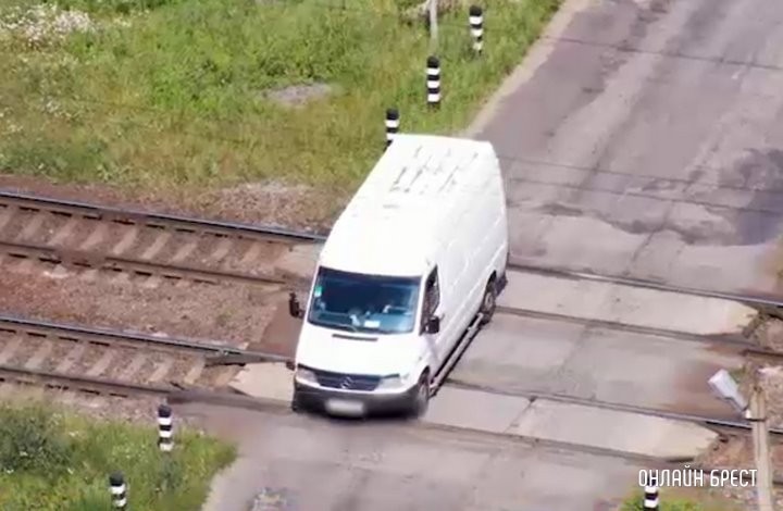 В Беларуси ГАИ начала использовать квадрокоптеры для контроля ж/д переезд