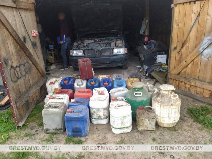 В Ивацевичском районе механизатор похитил 465 литров окрашенного дизельного топлива и 50 литров машинного масла