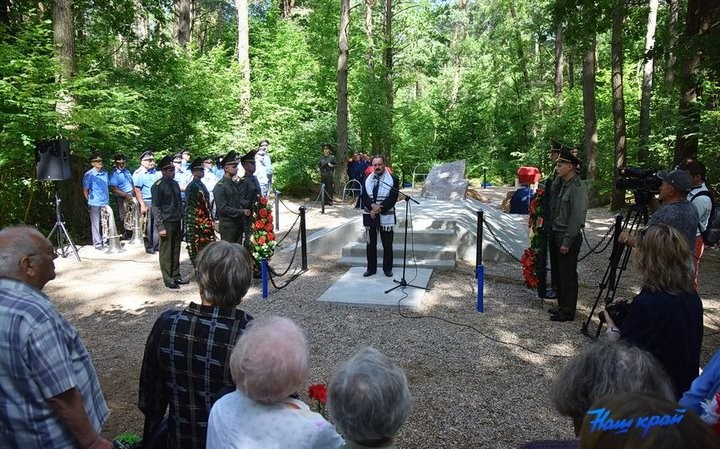 В окрестностях деревень Тартаки и Серебрище Барановичского района перезахоронили останки 18 мирных жителей, расстрелянных фашистами в 1942–1943 годах.