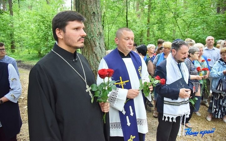 В окрестностях деревень Тартаки и Серебрище Барановичского района перезахоронили останки 18 мирных жителей, расстрелянных фашистами в 1942–1943 годах.