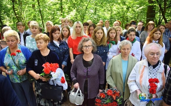 В окрестностях деревень Тартаки и Серебрище Барановичского района перезахоронили останки 18 мирных жителей, расстрелянных фашистами в 1942–1943 годах.