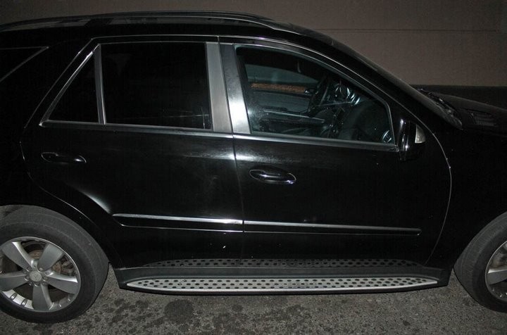 Бросок на 1000 рублей: пьяный белорус выбросил из окна бутылку с рюмкой — и попал прямо в машину