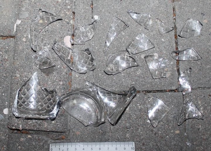 Бросок на 1000 рублей: пьяный белорус выбросил из окна бутылку с рюмкой — и попал прямо в машину