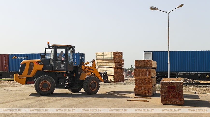 Крупнейший в регионе транспортно-логистический центр заработал в Жабинке