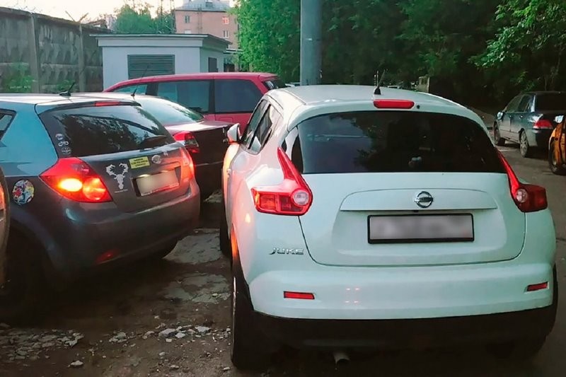 «Это мое личное место для парковки». Что делать, когда машину на стоянке подпирают