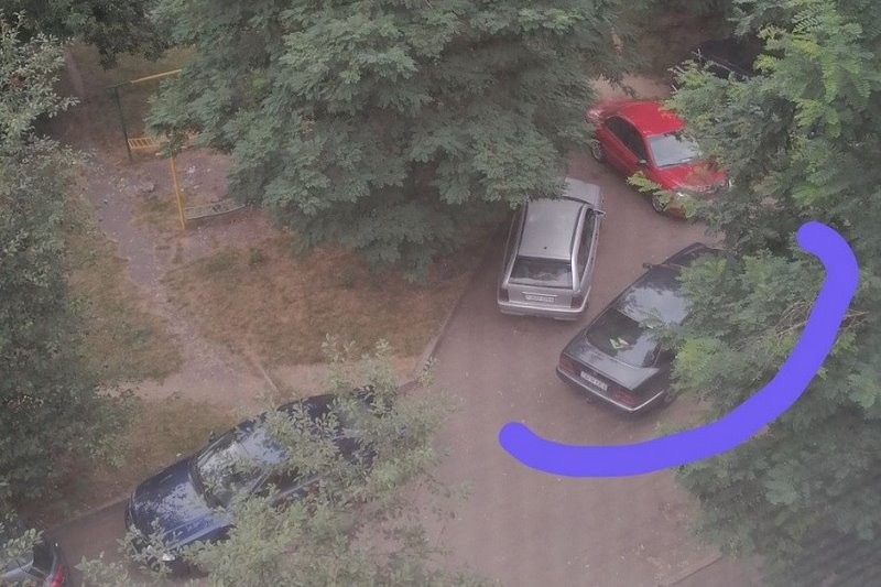«Это мое личное место для парковки». Что делать, когда машину на стоянке подпирают