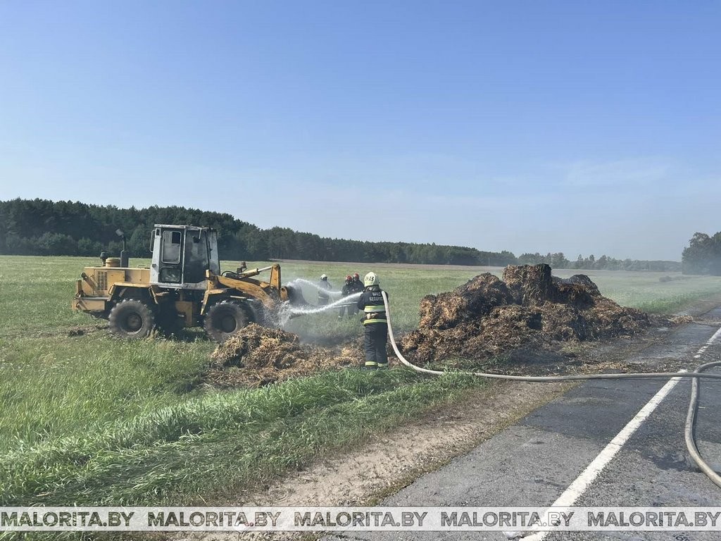 Солома в тюках загорелась на прицепе трактора сегодня неподалеку от Великориты