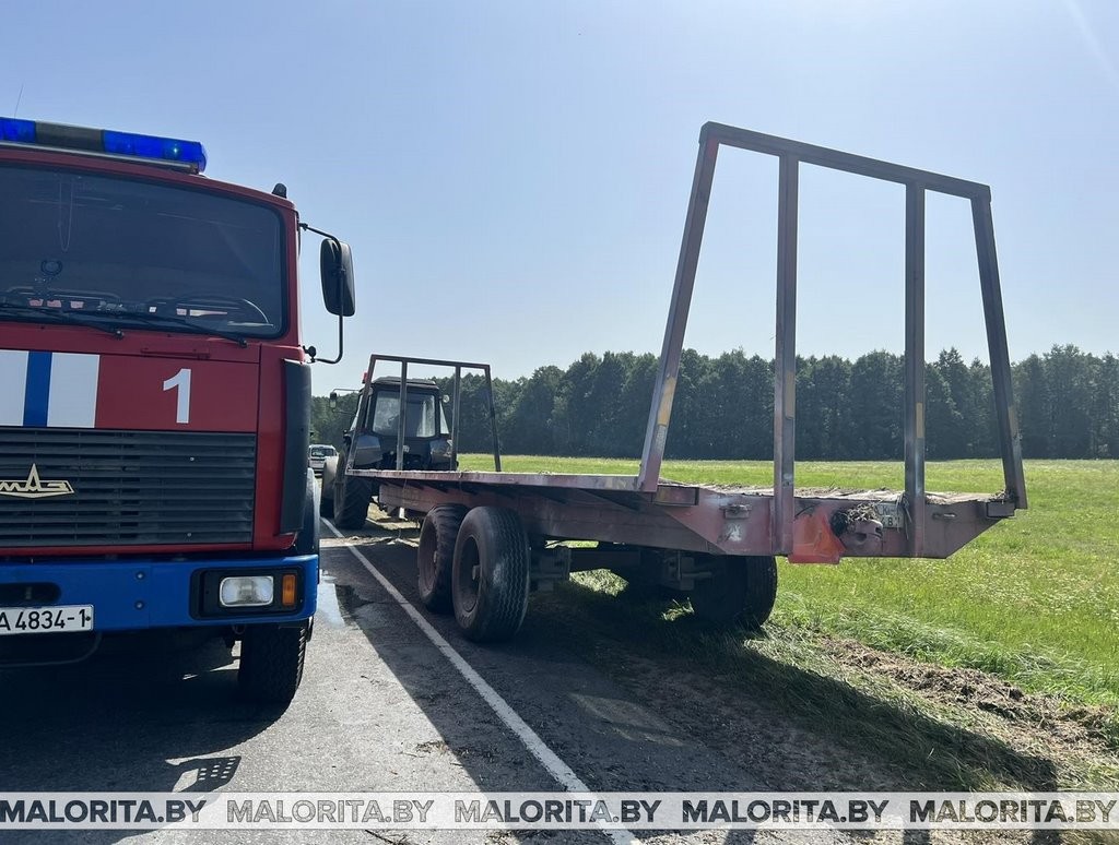Солома в тюках загорелась на прицепе трактора сегодня неподалеку от Великориты
