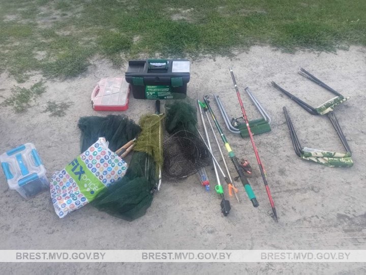 Житель Ивацевичей приехал на озеро отдохнуть и порыбачить, но оставил снасти без присмотра – и лишился их