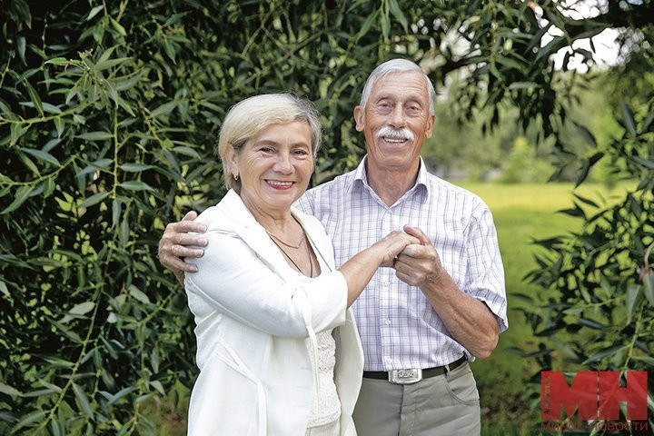 «Смотрим друг на друга с нежностью». Как супружеской паре из Беларуси удается сохранять любовь на протяжении 47 лет