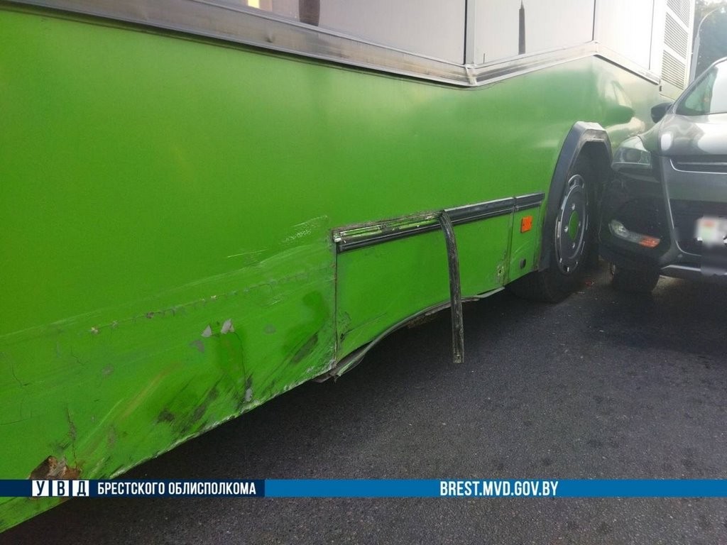 Утром в Бресте автомобиль столкнулся с автобусом. Кто виноват?