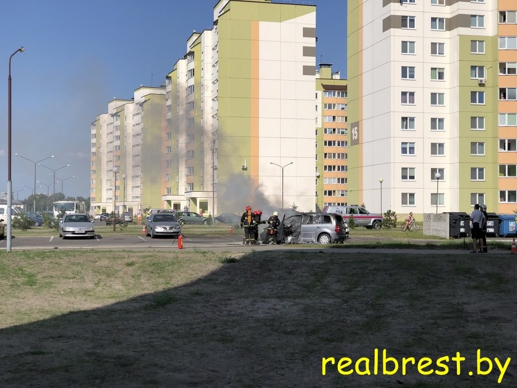 В Бресте на Грибоедова горел автомобиль
