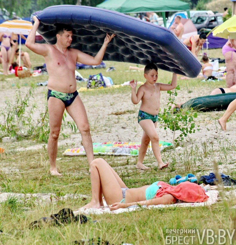 Брестчане спасаются от жары на городских пляжах. Фоторепортаж
