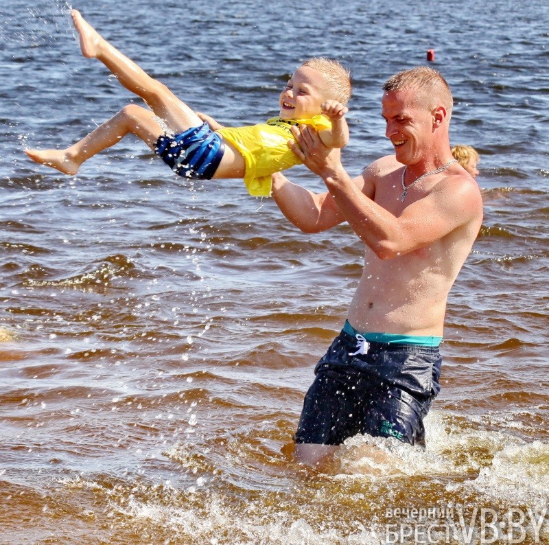 Брестчане спасаются от жары на городских пляжах. Фоторепортаж