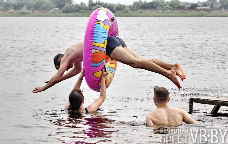 Брестчане спасаются от жары на городских пляжах. Фоторепортаж