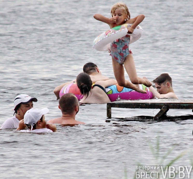 Брестчане спасаются от жары на городских пляжах. Фоторепортаж