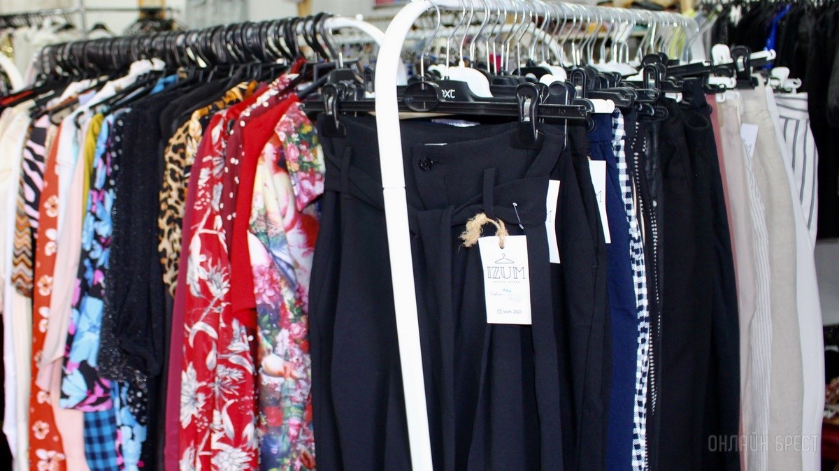 Любимые бренды, приятные скидки, низкие цены. Одежда для всех в магазине «IZUM» на брестском рынке «Лагуна»