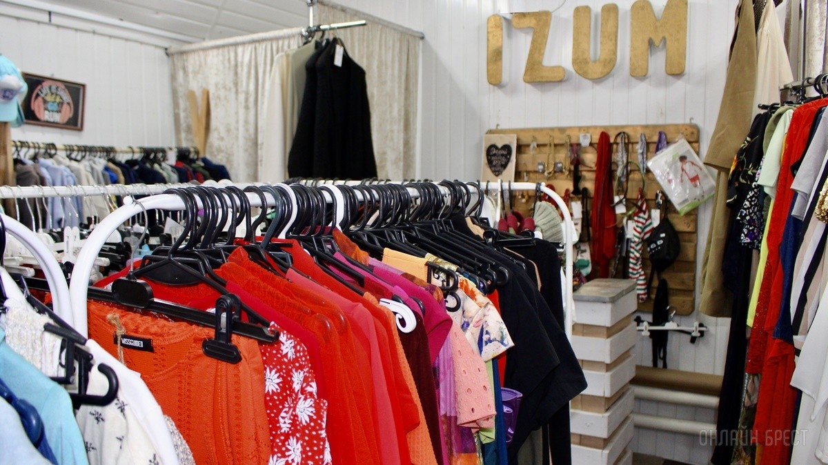 Любимые бренды, приятные скидки, низкие цены. Одежда для всех в магазине «IZUM» на брестском рынке «Лагуна»
