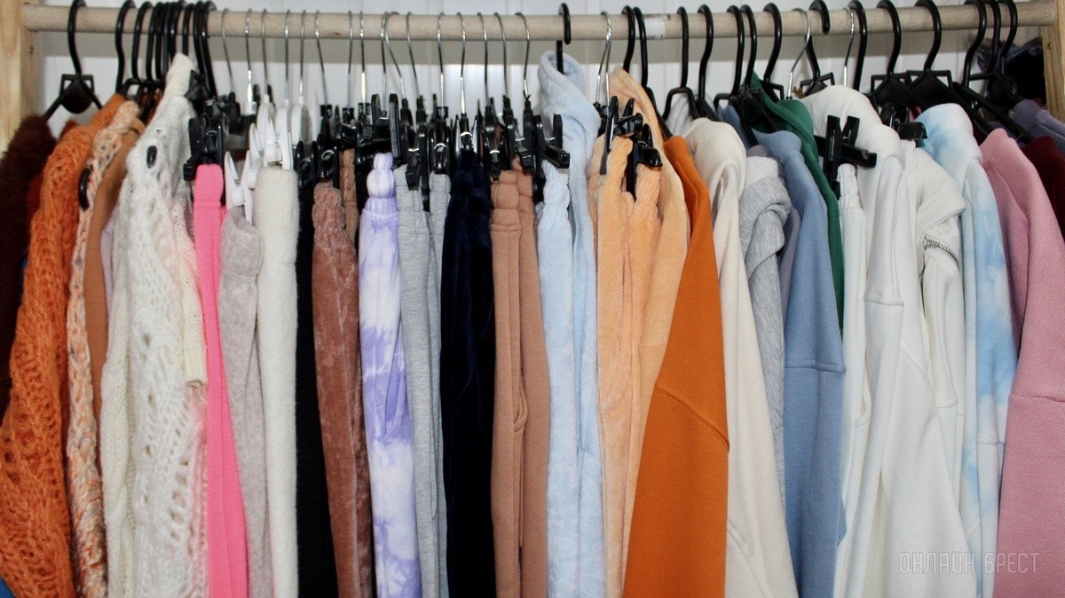 Любимые бренды, приятные скидки, низкие цены. Одежда для всех в магазине «IZUM» на брестском рынке «Лагуна»